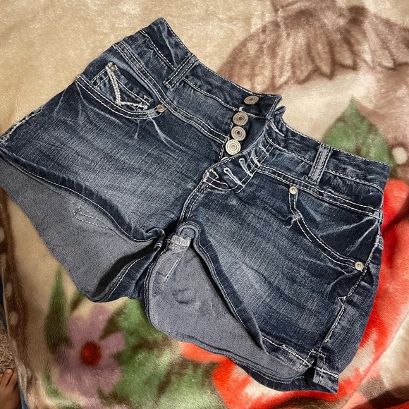 Shorts - Picture 3 of 3